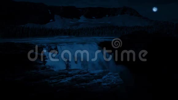 夜晚群山中巨大的瀑布视频的预览图
