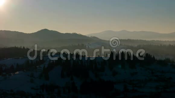 日落时分的彩色山景视频的预览图
