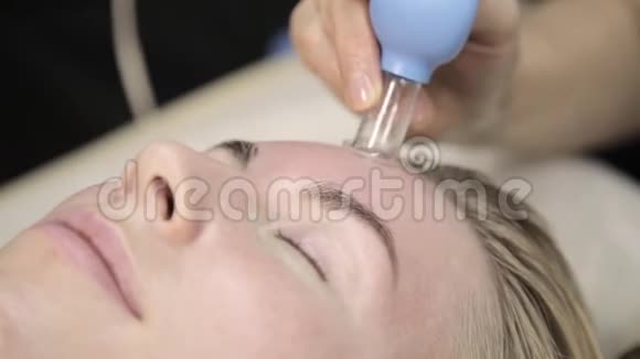 美容师用真空库按摩面部及装饰按摩视频的预览图