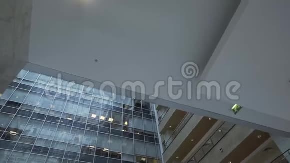 创意时尚的都市型高层建筑带有玻璃立面和阳台视频的预览图