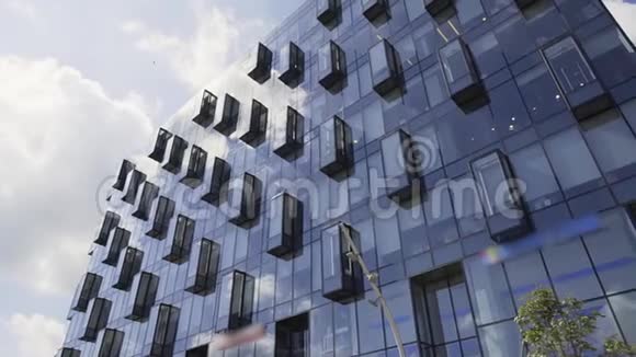 创意设计具有玻璃立面和阳台的都市型高层建筑视频的预览图