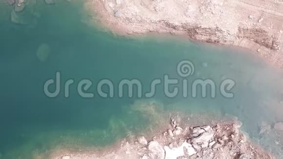 从空中俯瞰弗雷格布贾湖和海岸高山人工湖意大利阿尔卑斯山意大利视频的预览图