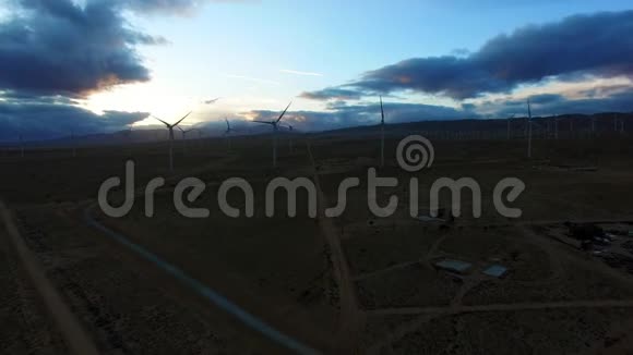 早上野外的风力发电机视频的预览图