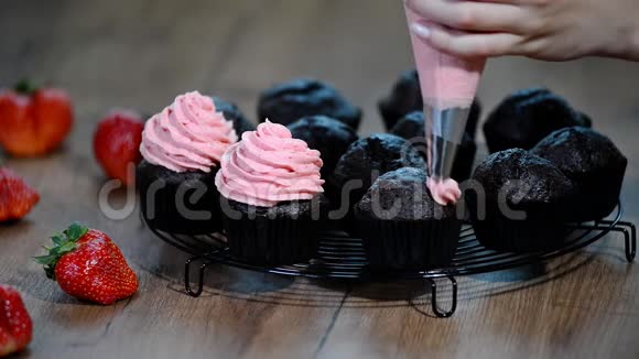 用草莓奶油装饰巧克力蛋糕视频的预览图