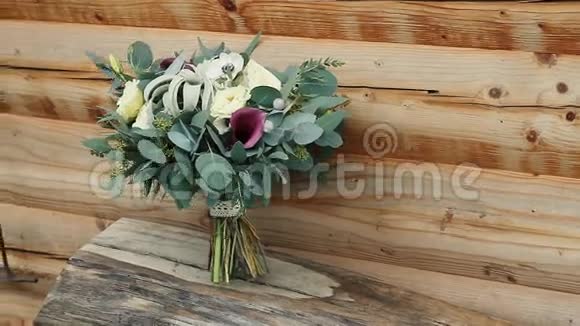 婚礼花束自然玫瑰在美丽的木制表面桉树视频的预览图