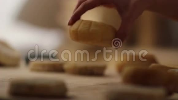 靠近女人的手把小奶酪放在一起视频的预览图