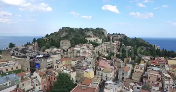意大利陶尔米纳村的山景视频的预览图