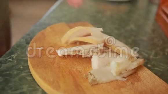 在切割板上用刀切割猪肉脂肪视频的预览图