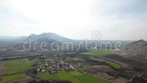 空中飞越土耳其乡村的拍摄地视频的预览图
