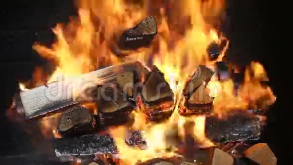 壁炉里燃着柴火视频的预览图