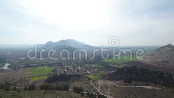 空中飞越土耳其乡村的拍摄地视频的预览图