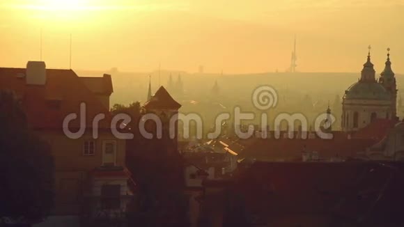 捷克共和国布拉格市的景色清晨从赫拉德坎尼城堡的城墙上俯瞰全景视频的预览图