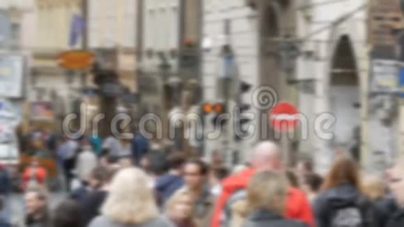 忙碌的无名小卒正走着一大波利斯的人群穿过街道互相经过视频的预览图