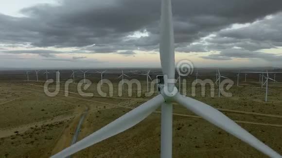 上午拍摄的风力发电场视频的预览图