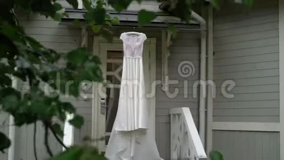 旧木楼室外婚纱视频的预览图