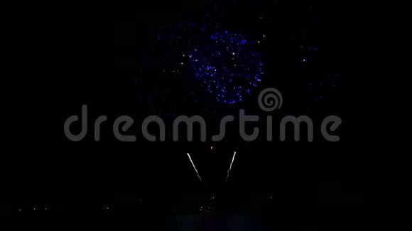 江面夜空中的烟花映在水中视频的预览图