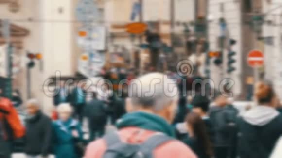 忙碌的无名小卒正走着一大波利斯的人群穿过街道互相经过视频的预览图