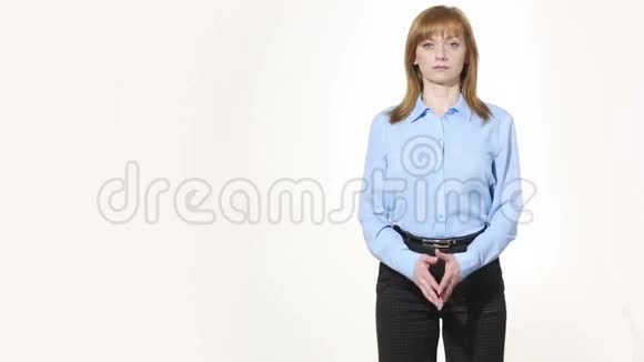 手指折叠金字塔优势穿裤子的女孩和笨蛋孤立在白色背景上肢体语言妇女视频的预览图