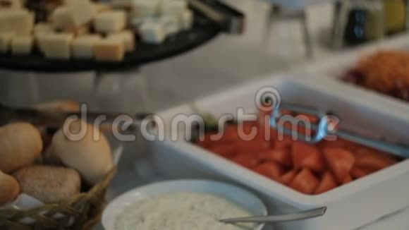 自助餐桌上有不同的小吃和蔬菜菜视频的预览图