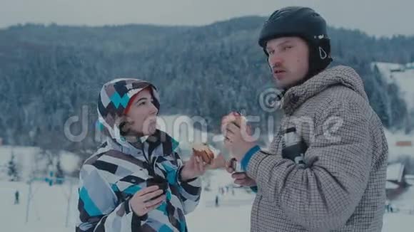 在山上滑雪期间茶歇在滑雪场喝茶的男人和女人视频的预览图