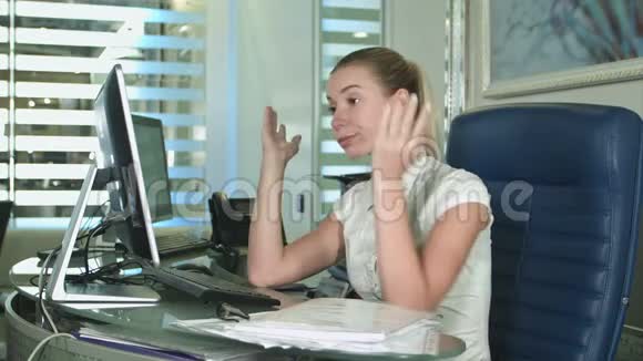 愤怒的上班族坐在办公桌前视频的预览图