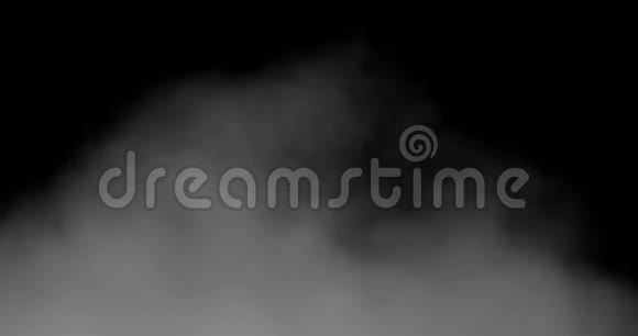 用白色烟雾吹出水平蒸汽隔离在黑色上视频的预览图