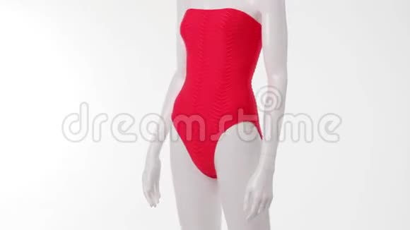 穿着红色泳衣的模特视频的预览图