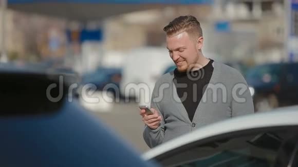 这位年轻人在停车场收费并打印短信视频的预览图