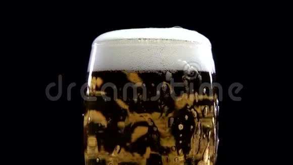 啤酒泡沫杯边缘的特写视频的预览图