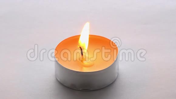 橙色蜡烛在燃烧视频的预览图