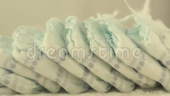文字尿布在白色背景上放置婴儿尿布隔离餐巾铭文视频的预览图