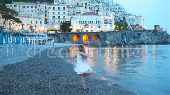 意大利阿马尔菲镇日落时可爱的小女孩视频的预览图