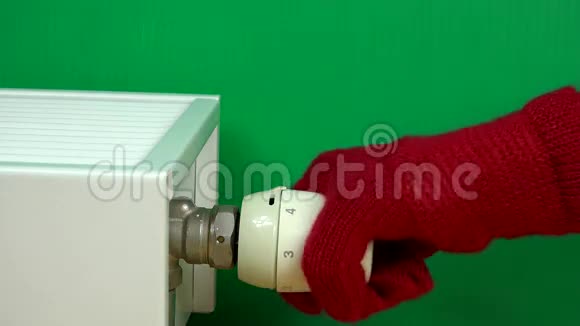 用手套调节家庭温度用散热器恒温器手柄视频的预览图