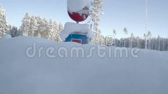 厚厚的白雪和路标视频的预览图
