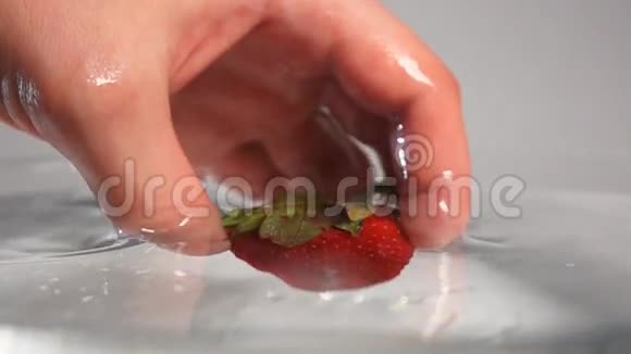 把草莓扔进水里视频的预览图