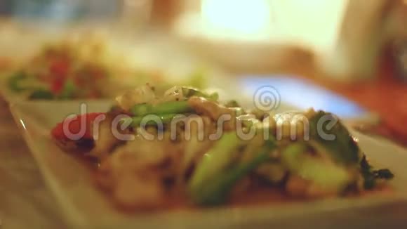 泰国户外咖啡馆的背景模糊的木瓜沙拉和蔬菜炒饭视频的预览图