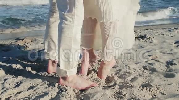 海滩上的男女腿可爱的一对爱情故事视频的预览图