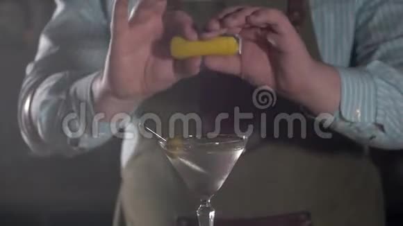 酒保在鸡尾酒中加入橙色的热情酒保用威士忌配制老式酒视频的预览图