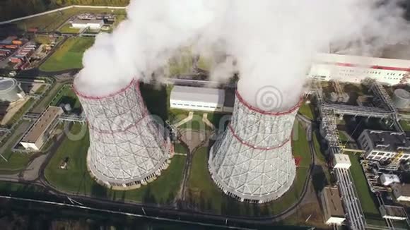发电厂冷却塔的空中景观视频的预览图