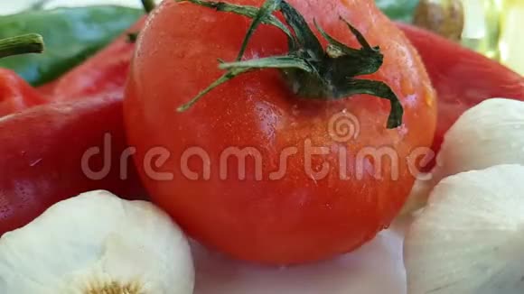 辣椒有机湿滴自然食品维生素健康滴水绿色烹饪大蒜慢动作视频的预览图