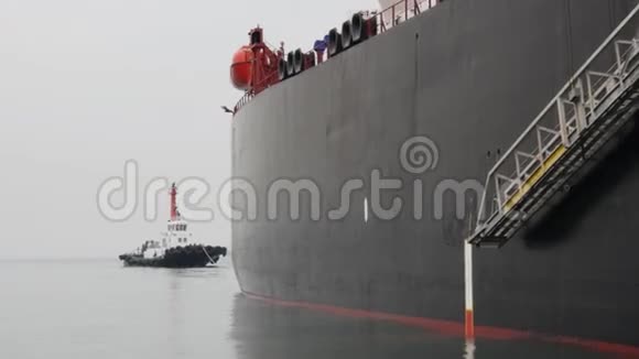 拖船靠近大型油轮的尾部视频的预览图