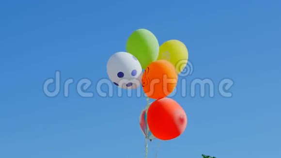 气球对着天空视频的预览图