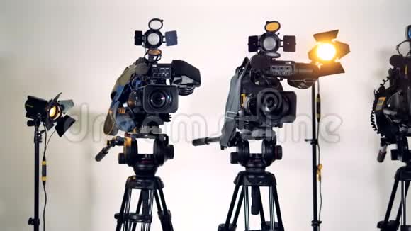 三脚架上的三个专业摄像机视频的预览图