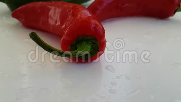 辣椒有机湿滴水绿色烹饪大蒜慢动作视频的预览图
