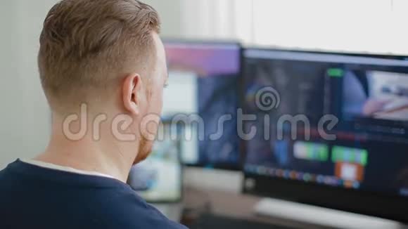程序员在电脑和三台显示器工作的那个人视频的预览图
