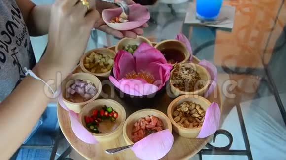 亚洲的泰国人在餐馆里用红荷叶包着传统的泰国小吃名叫米香视频的预览图
