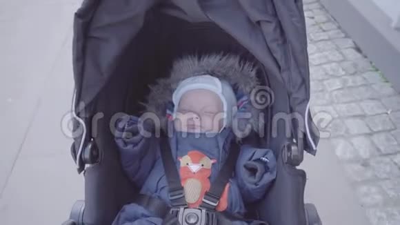 婴儿正在婴儿车里睡觉视频的预览图