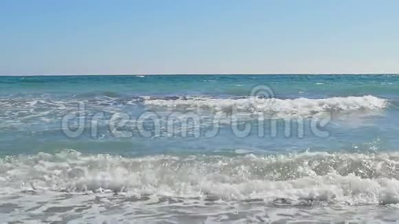 波浪在海岸登陆清澈的蓝色海水慢动作视频的预览图