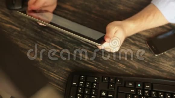 在木桌上用平板电脑合上双手视频的预览图