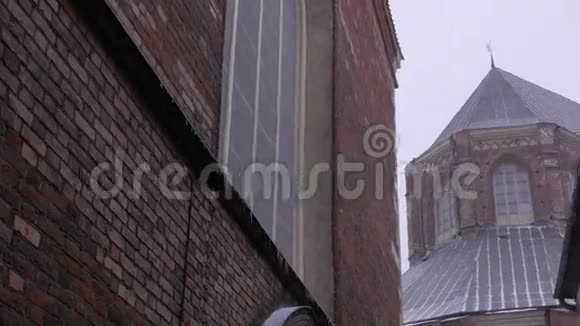 冬天的老街暴风雪拉脱维亚里加2017年4UHDK视频的预览图